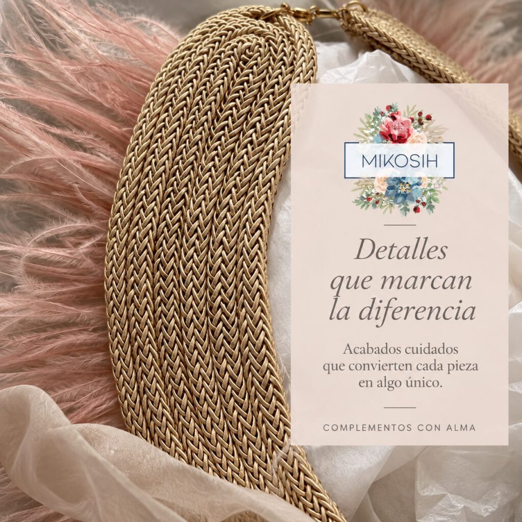 Detalle del acabado final de un complemento artesanal Mikosih en tonos dorados y rosa