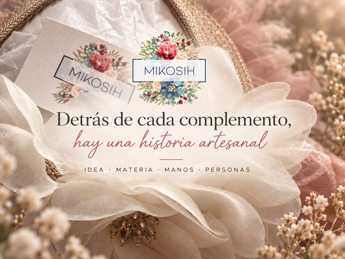 Portada del proceso artesanal de Mikosih con detalle floral del complemento y mensaje de marca